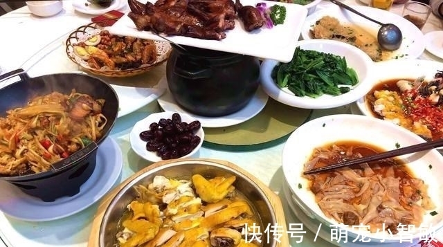 五一请外地朋友下馆子，14道菜花了900元，却被吐槽：太寒酸