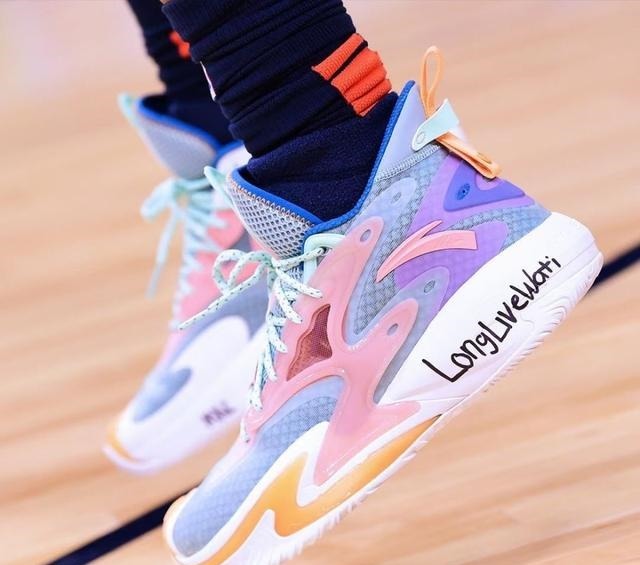 碳板跑鞋 新鞋谍照看个够!安踏又出新科技,匹克碳板跑鞋终于变帅了!