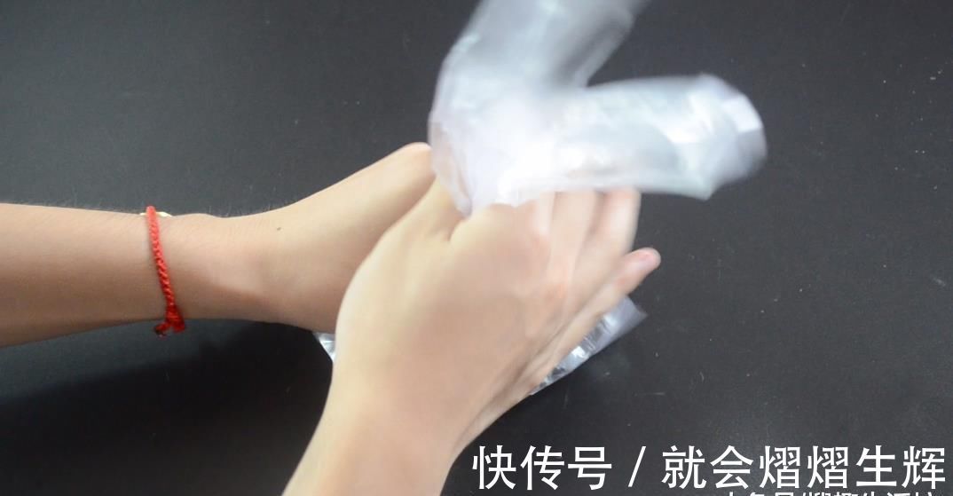 花盆上放一个塑料袋, 没想到还有这个妙用, 看完这招你会感谢我的