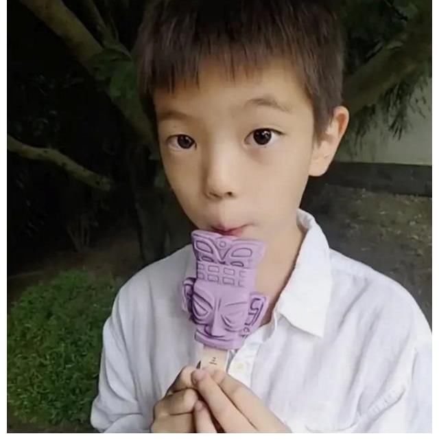 李现|霍思燕晒嗯哼吃雪糕视频,白衬衣少年好帅,“迷你版李现”没错了