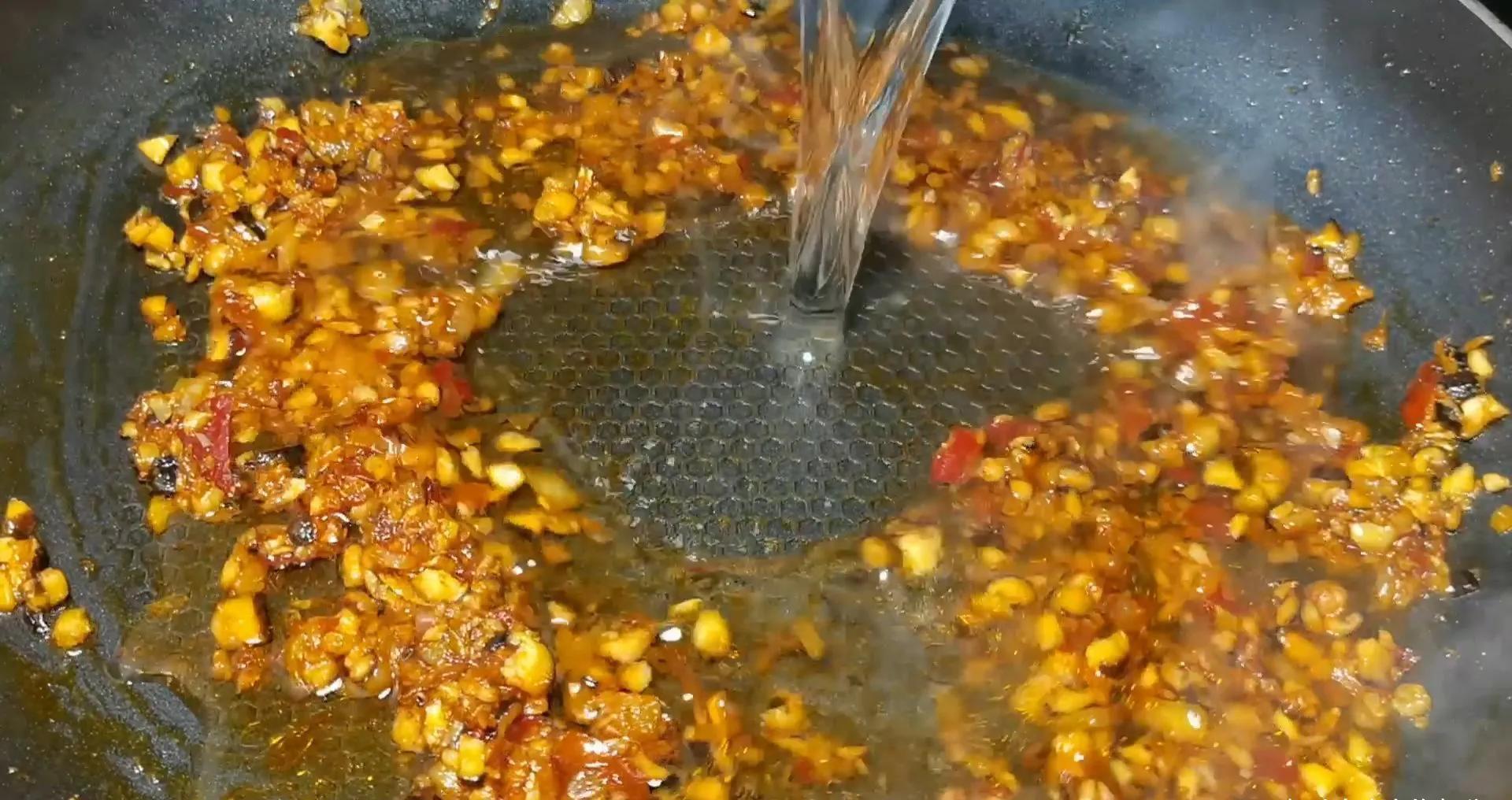 街边小吃浇汁豆腐的做法,外焦里嫩,越吃越香,再多都吃不够