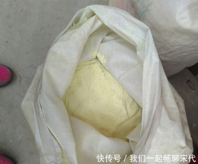 老前辈养兰花，盆里撒把粉，兰花呼呼长，叶子厚绿油亮，不烂根