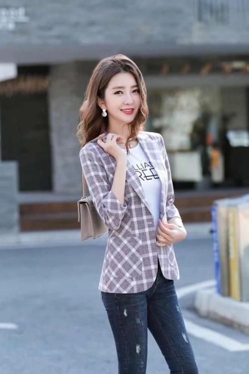 小西装的搭配，不妨试试混搭风，给人感觉帅气又时尚