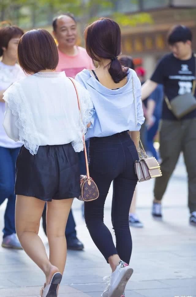 小姐姐|时尚装扮娇小美丽小姐姐配上黑色牛仔裤简直美出天际了