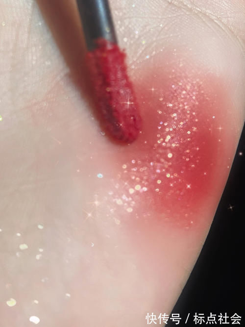 口红 好看到失语,这就是传说中最闪的那只口红吧!