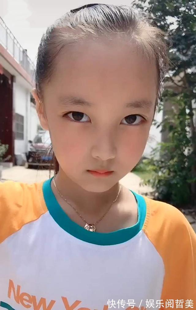 姐姐|弟弟中午不回家吃饭,姐姐扛拖把追打弟弟3条街,气势逼人惹人笑