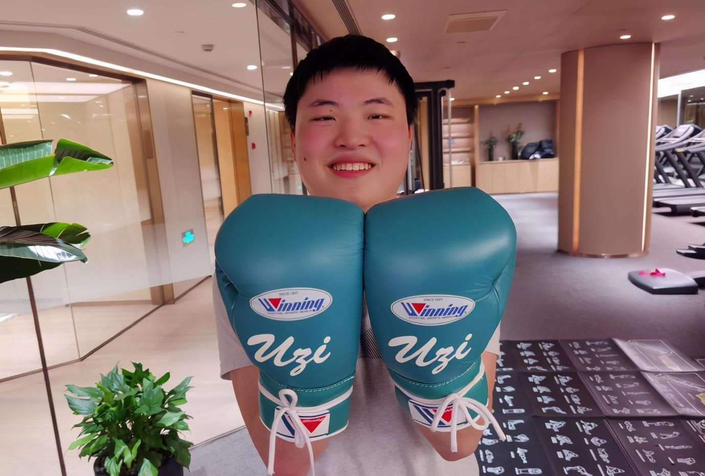 Uzi|LPL：网友呼吁Uzi复出之时，水粉一张申请书破防两大群体！