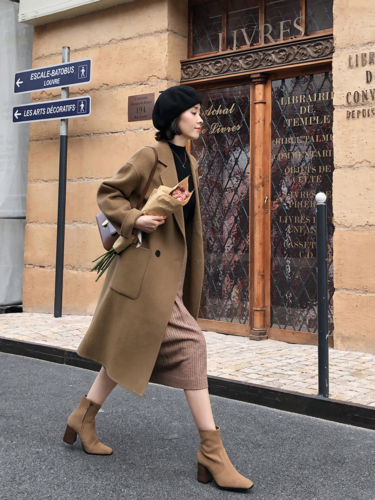 格子 秋冬季节“大衣”怎么穿?搭配针织衫和半身裙优雅大气,高级时髦