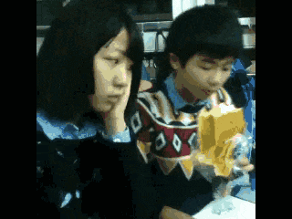 |搞笑GIF趣图女生怎么能这样吃东西!