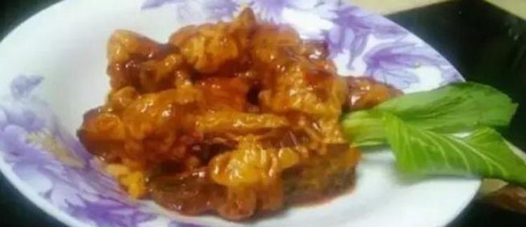 干锅土豆虾，糖醋素排骨，凉拌黄瓜，土豆炖牛肉的做法