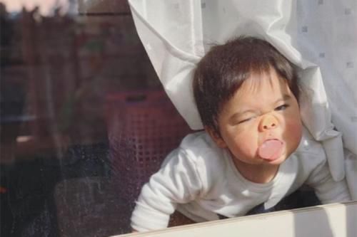 走红|妈妈晒娃丑照走红,宝宝用脸吃饭、擦窗户,网友:娃不要面子的吗