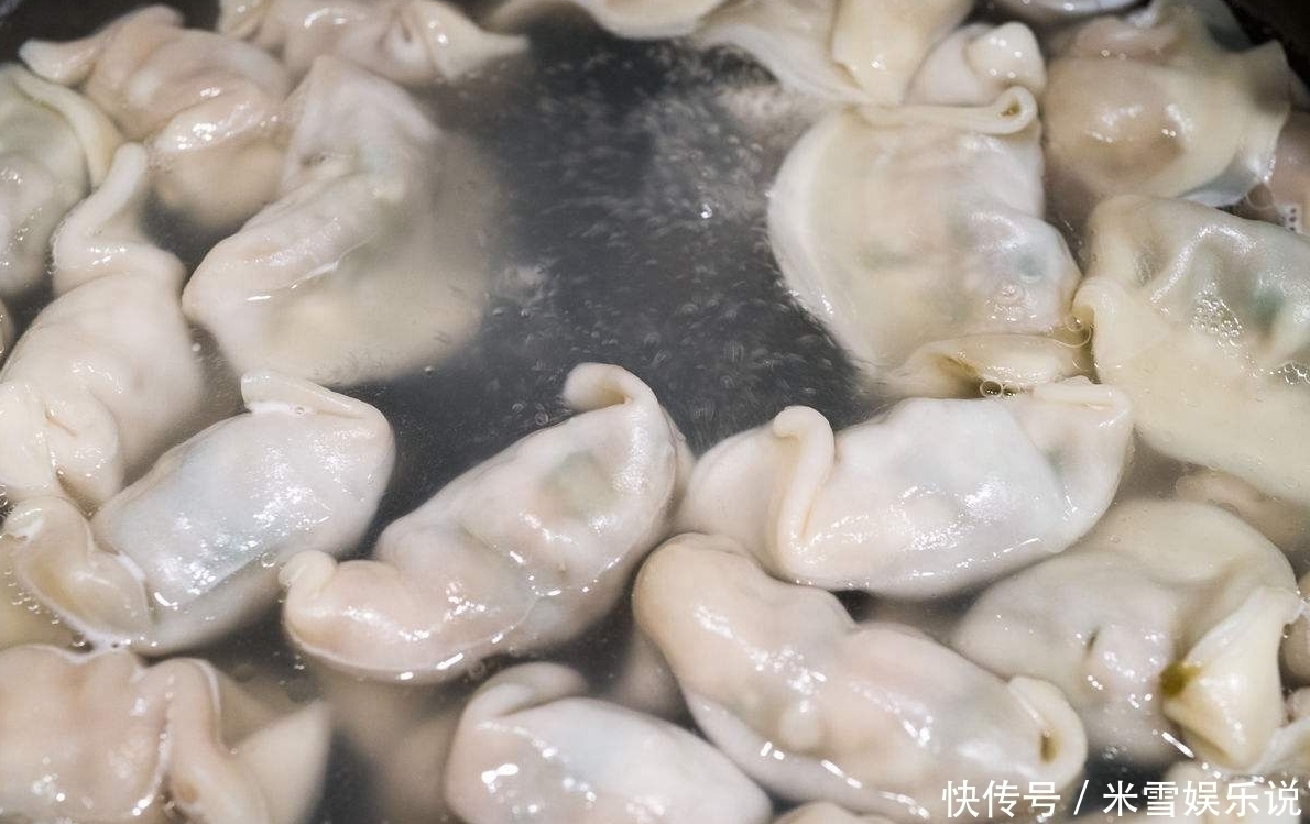 锅盖|煮饺子时,开锅就下饺子是不对的,牢记两个技巧,饺子不破皮