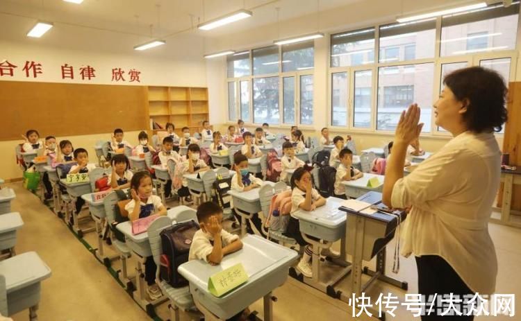 入学|一年级“小萌新”雨中入学