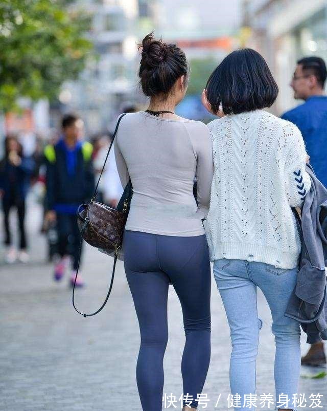 卡其色 灰色紧身长袖搭配深色打底裤,属于低调色系,时尚随性舒适!