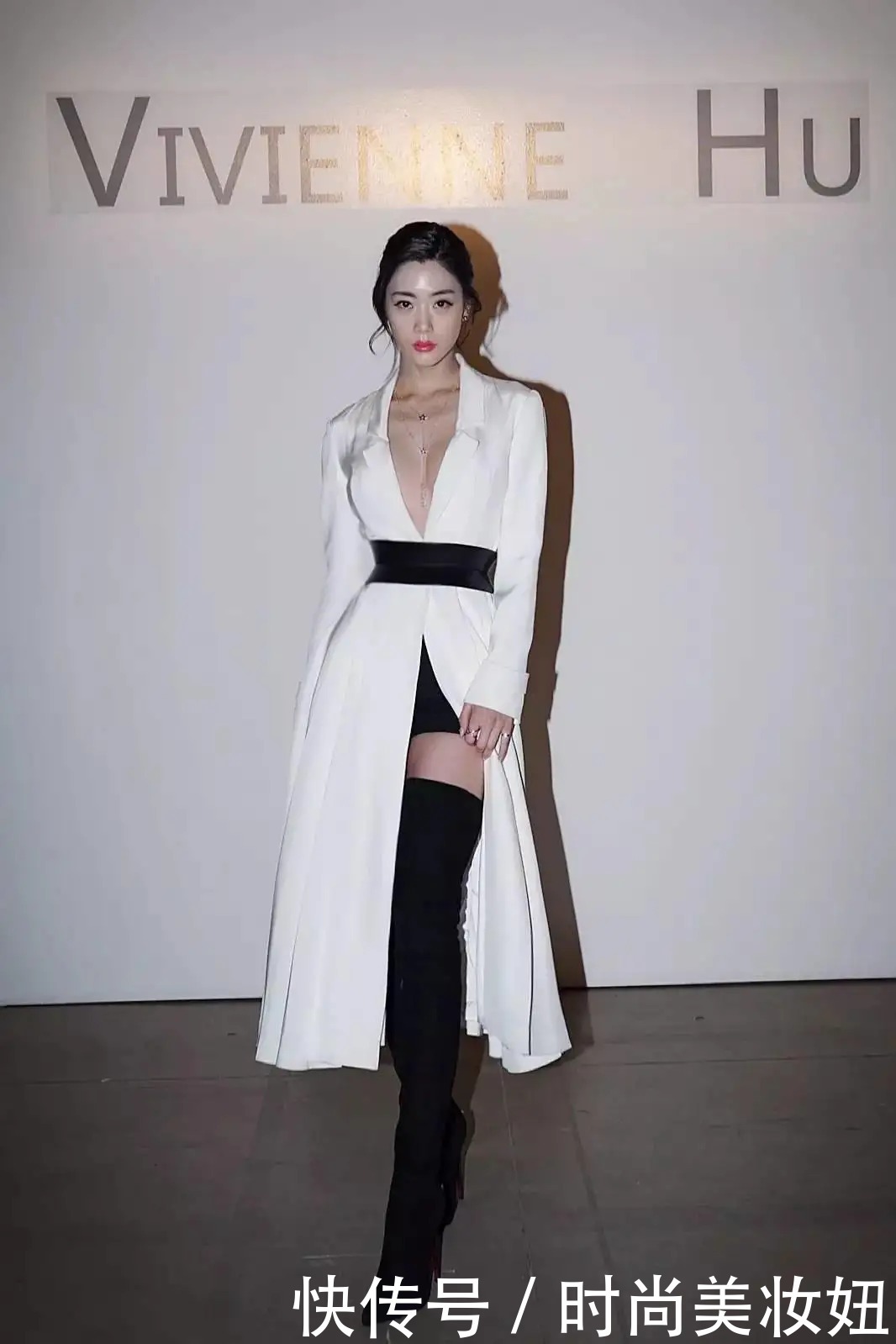 纤细感|被克拉拉“傲人身材”迷住,穿红色抹胸裙气质惊艳,这身材我酸了