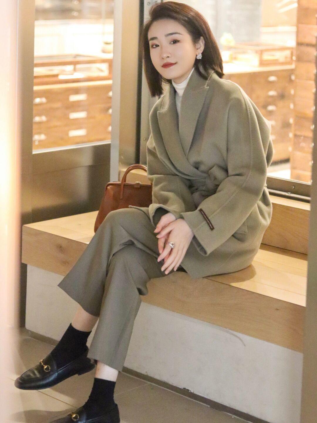 大衣 这个冬天一定要做好保暖工作,棕色羽绒服+直筒牛仔裤,休闲又百搭!