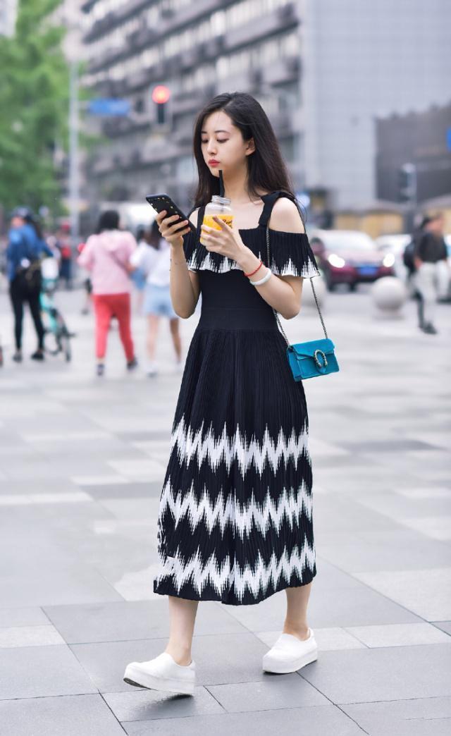 高跟鞋 清新秀美的小姐姐,牛仔裤搭配简洁的背心,很显窈窕好身姿