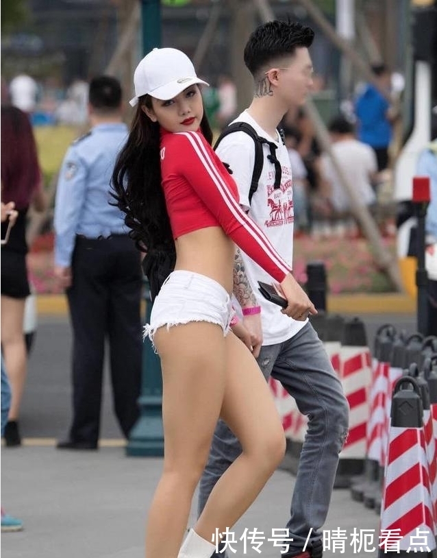 热情|街拍:时尚美女穿红色蓬蓬裙,犹如盛放的玫瑰,热情似火