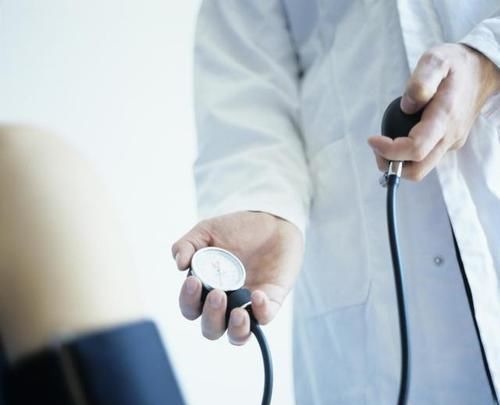 高血压患者|高血压晚上要喝水吗?对身体有何好处?医生:4个注意事项要牢记