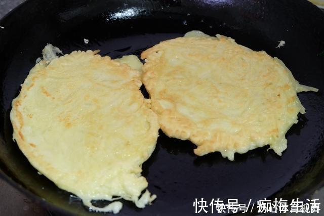 土豆丝别在炒了,试试一个吃法,外焦里嫩,10分钟解决全家早餐