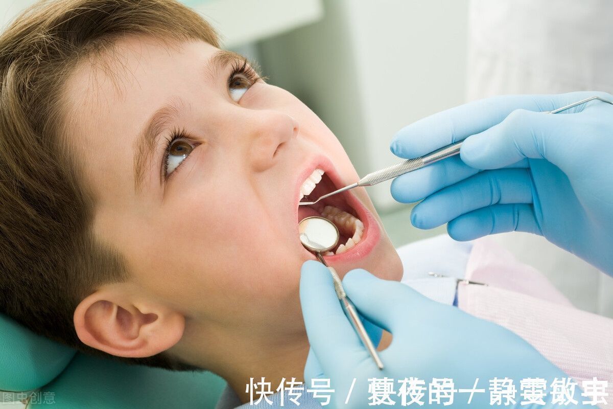 牙齿|孩子长出“双排牙”太难看?是乳牙脱落太晚导致的,需要适当刺激