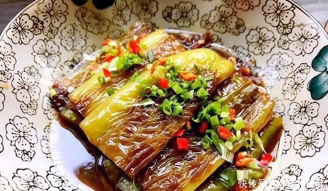 美食推荐鸳鸯豆腐、油焖尖椒、糖醋韭菜炒鸡蛋、微波烤虾的做法