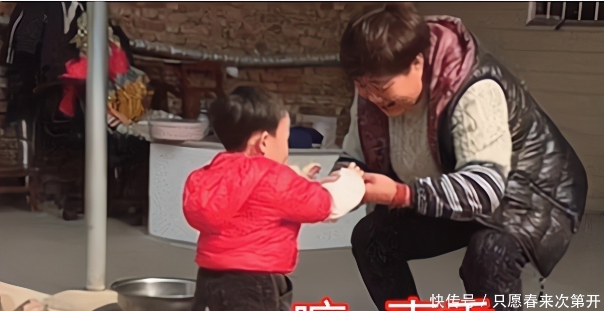 孩子|萌娃大摇大摆上门“蹭吃”火了,双手插兜表情贼逗:婶,我又来了