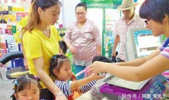 放屁|8岁儿子在公交车上放屁,乘客让宝妈抓紧去医院,医生多亏来了