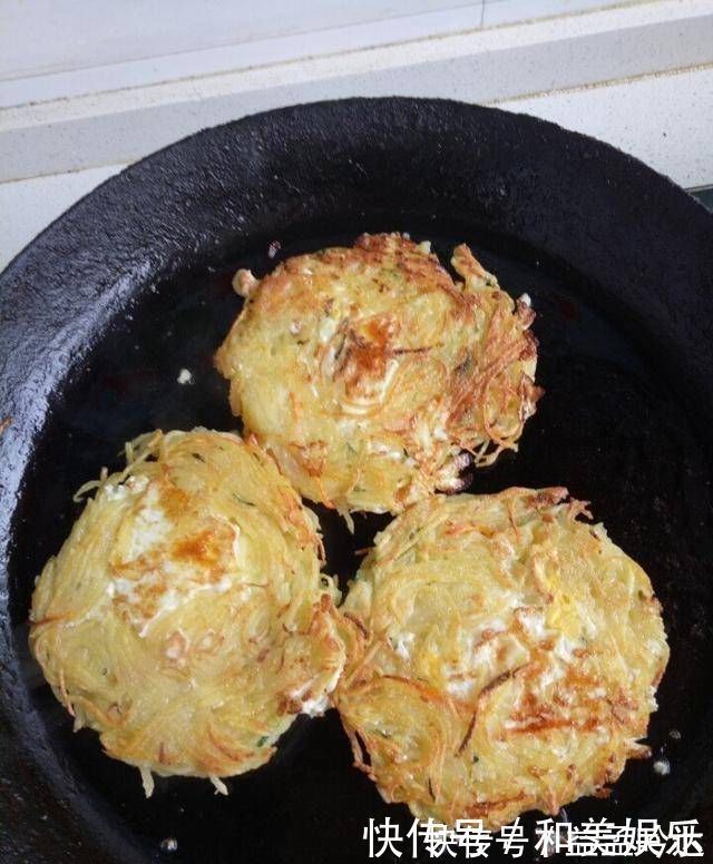 酥脆|土豆丝鸡蛋饼,金黄的颜色和酥脆的味道,这是一个标准的早餐