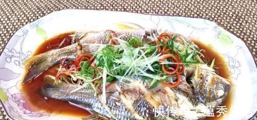 腥味|蒸鱼时，别直接下锅蒸，掌握这一个技巧，保证鱼肉鲜嫩无腥味