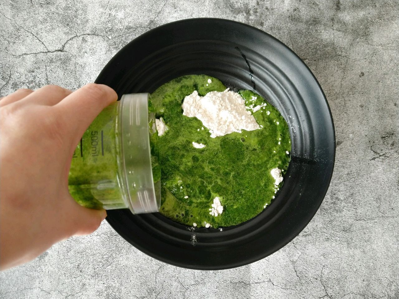 维生素菠菜和鸡蛋摊成饼,5分钟就做好,营养美味,孩子很喜欢吃