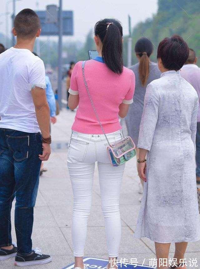 搭配 粉色短袖搭白色打底裤,整体搭配很有质感,拥有满满的潮流气息