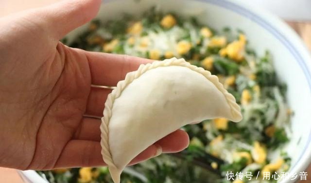 满满的|「早餐」韭菜不做韭菜盒子,试试这样做,金黄酥脆,满满的馅料,太过瘾了