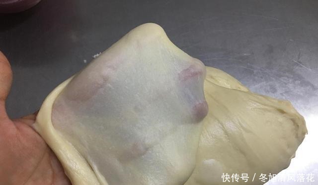 用这种做法做出来的面包,放上三天也不会变硬,柔软又拉丝