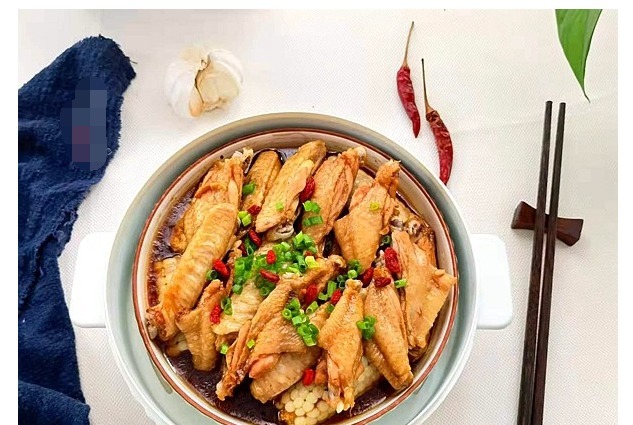 立秋后常做这道菜，食材加粉腌制，同玉米蒸熟上桌，鲜美不上火
