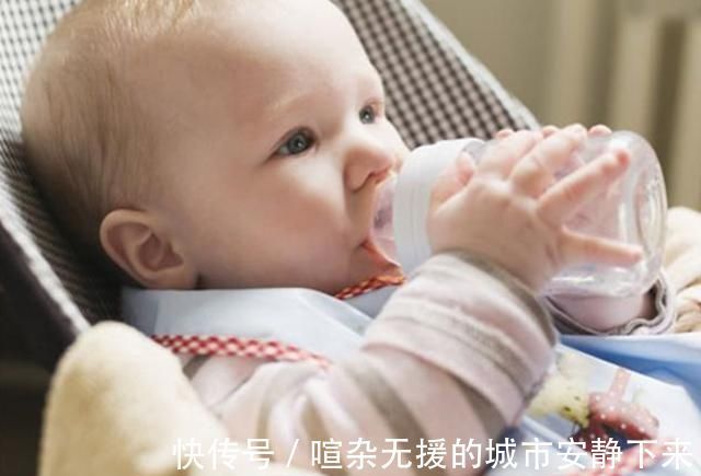 宝宝喝完奶后“很乖”，奶奶却看出不对劲，及时出手救了孩子一命