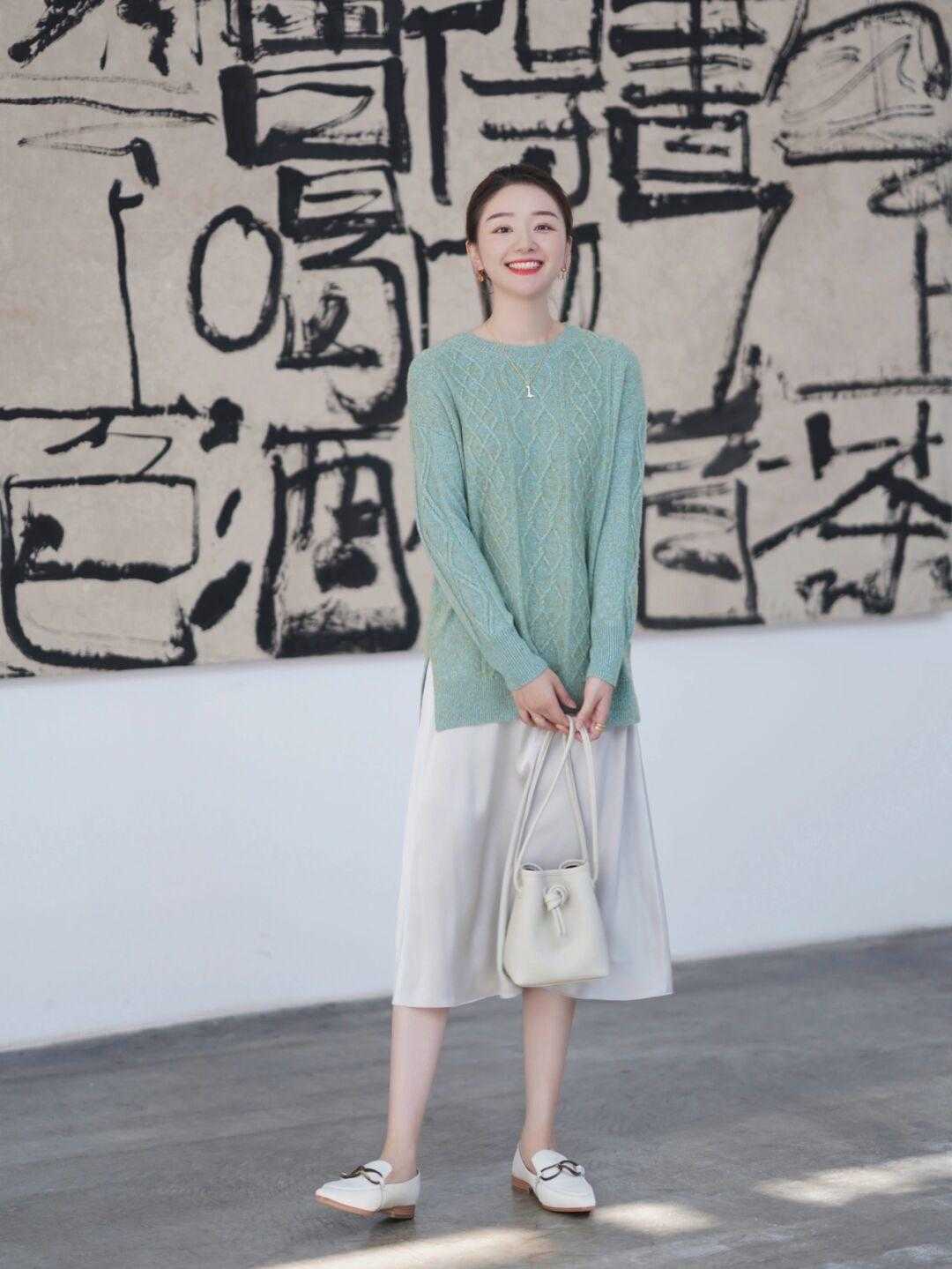 灰蓝色 套头毛衣随意搭,活力满满,青春减龄