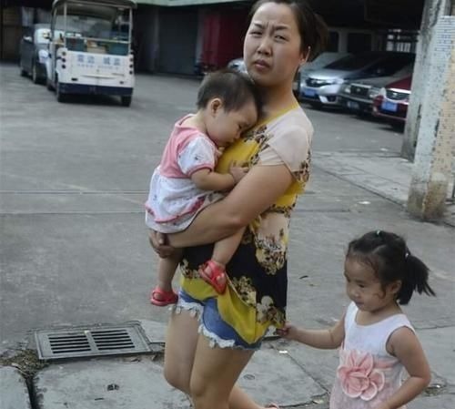 大宝|2岁弟弟蹲地上给姐姐洗脚,下一秒姐姐的动作,网友:这二胎真惨