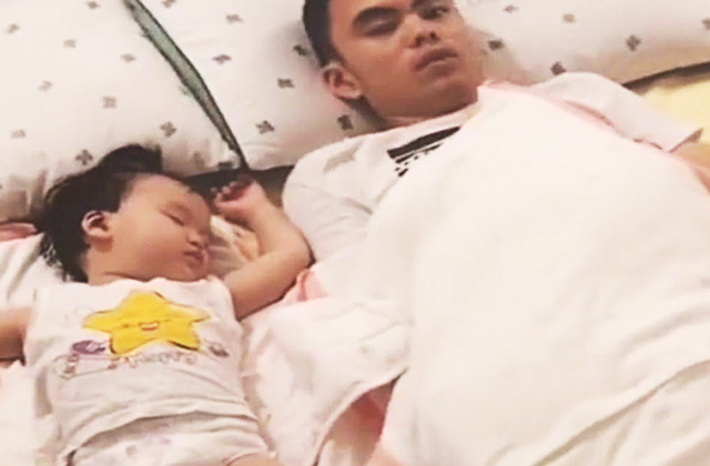 家务|妈妈让爸爸哄女儿睡觉,做完家务回来,推开房门踢了爸爸一脚