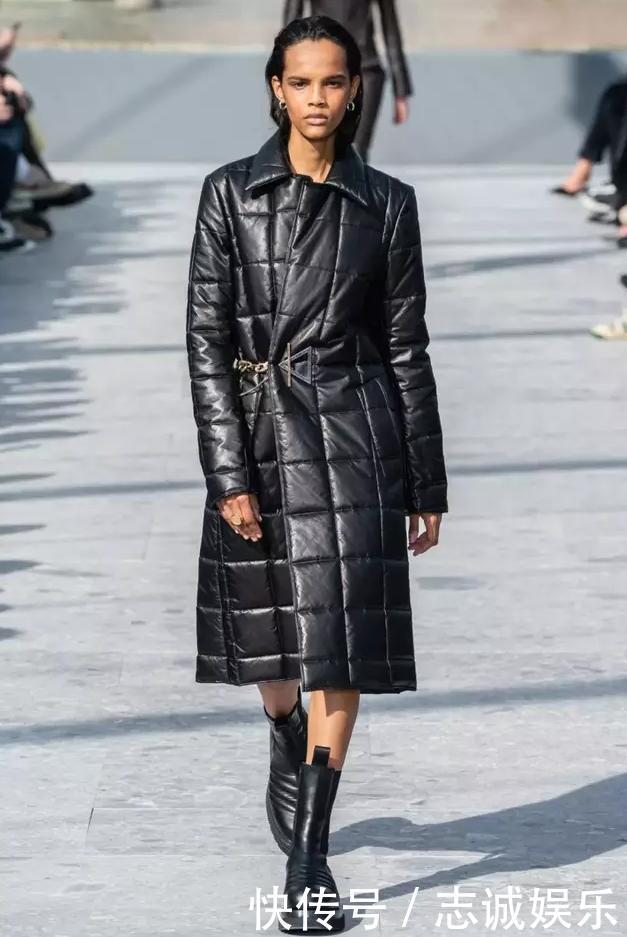 今年流行一种穿法，叫“绗缝棉服+靴子”，保暖不显臃肿，真美