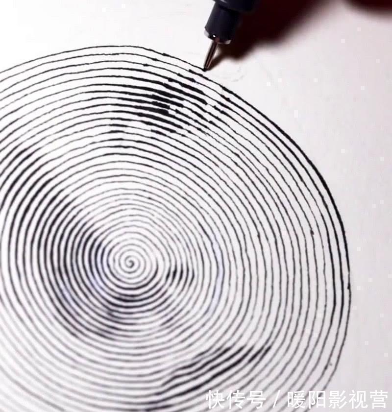圈圈|美术生纸上转圈圈,开始以为画蚊香,成画阿丽塔效果炸裂