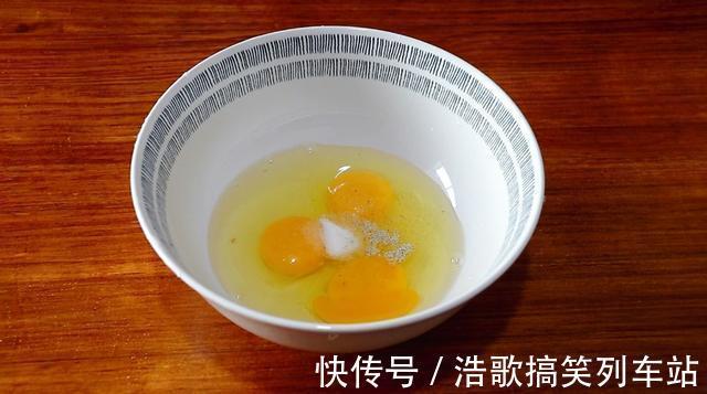炒鸡蛋|炒鸡蛋谁都会做,想把鸡蛋炒好吃有窍门,加上它,鲜掉眉毛
