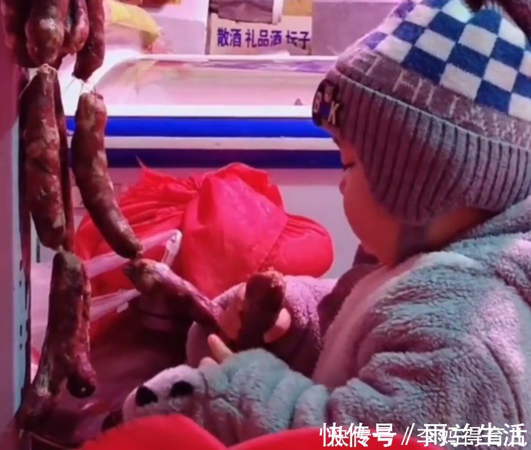 走红|“贪吃宝宝”走红,菜市场偷啃猪头肉和腊肠,老板看见却笑得不行