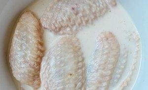 红烧鸡翅吃腻了，送您美味的韩式炸鸡做法，简单美味吃不腻