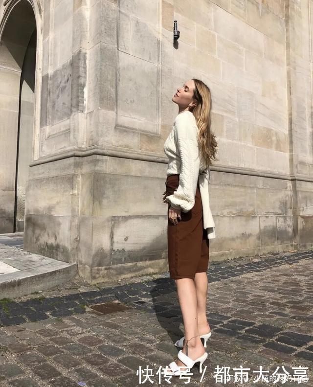 小白鞋过时了,今年流行这些鞋,不闷不勒,特适合“脚大”的女人