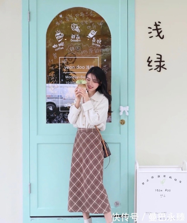 小姐姐 秋冬买靴子，尽量少买黑色，这4种“高级色”时髦也百搭，显腿长