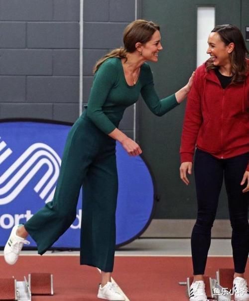 凯特王妃致敬戴安娜，一身春意盎然穿上小白鞋，比婆婆还活力四射