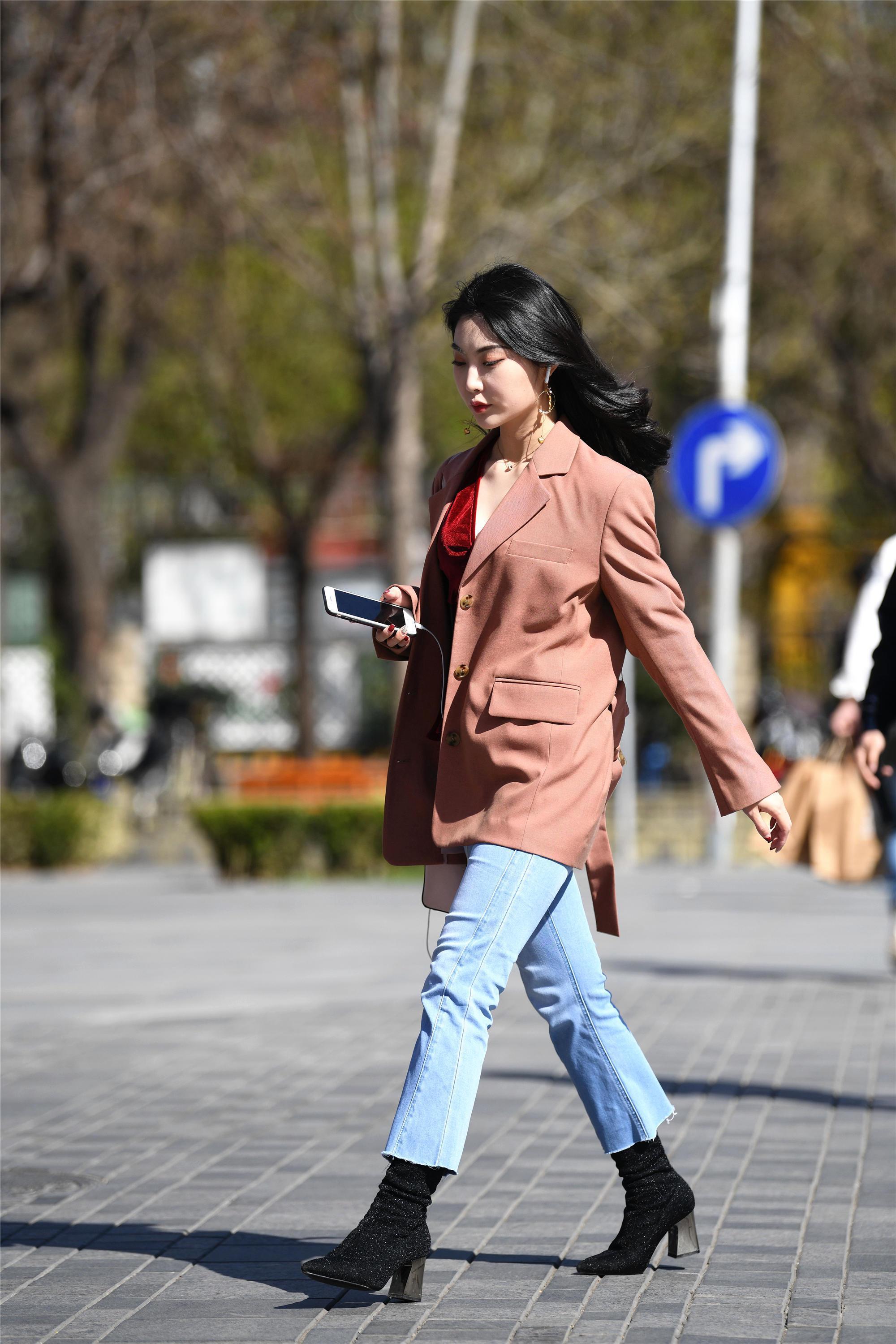 西装|街拍美女一件藕荷色的西装,有一点风衣的味道,混搭风的感觉!