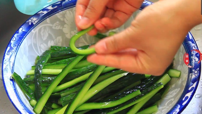 这是黄瓜最脆爽,入味的做法,老酒鬼们一盘菜,能喝半斤酒,过瘾
