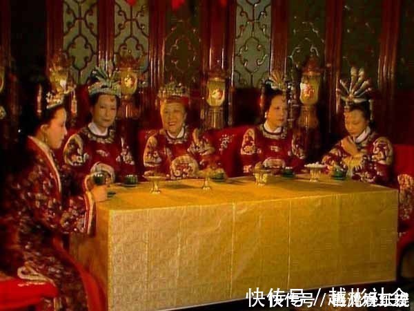 孙媳妇#晚辈坐着吃饭,婶娘舅母站着伺候,《红楼梦》家庭地位是怎样的?